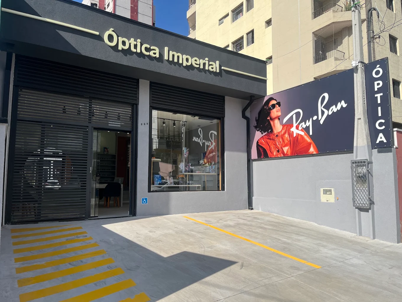 Fachada da Óptica Imperial no bairro Bosque, Campinas